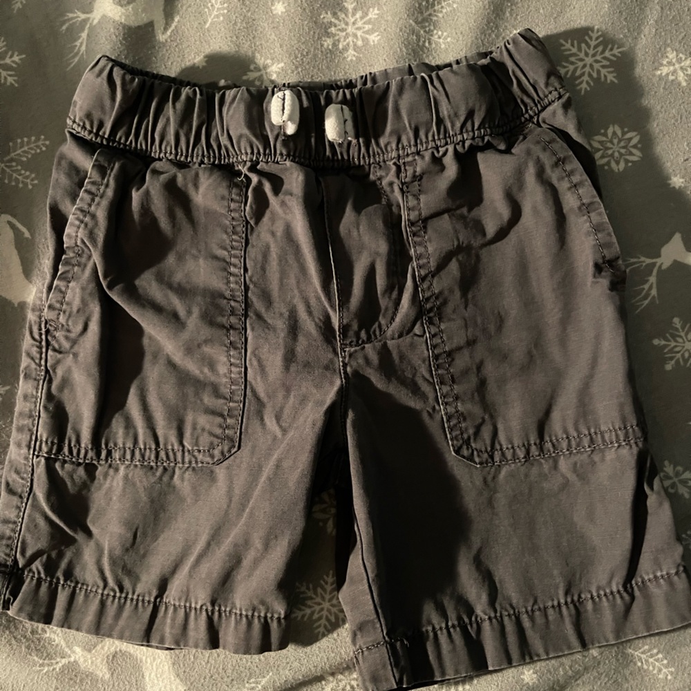 5/10$ Carters grey shorts with pockets size 2T